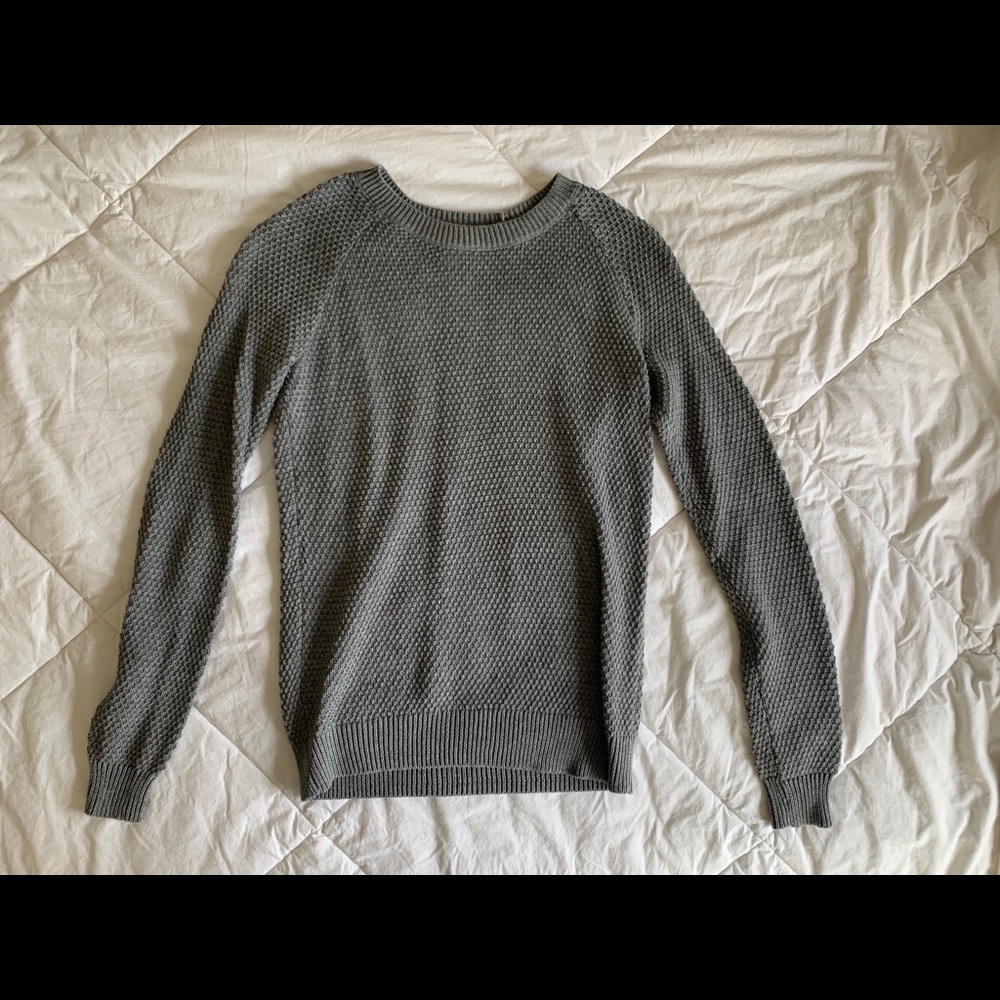Cozy gray knit sweater, barely worn